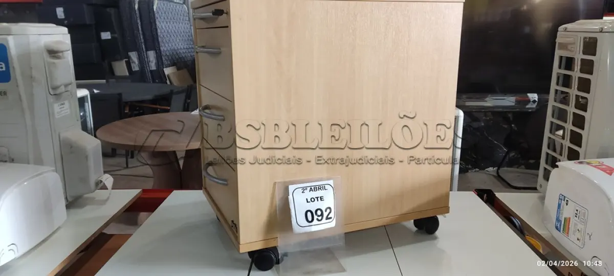 LOTE 092 - 01 GAVETEIRO EM MADEIRA NA COR BEGE CLARO COM 03 GAVETAS. (NO ESTADO) ATENÇÃO! FAZER A VISITAÇÃO ANTES DE ARREMATAR, NÃO SABEMOS SE FUNCIONA, LEILÃO NÃO TEM GARANTIA E NEM DEVOLUÇÃO, SUJEITO A POSSÍVEIS AVARIAS VISÍVEIS/OCULTAS E/OU AUSÊNCIA DE COMPONENTES.