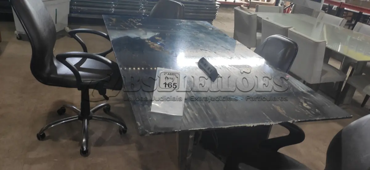 LOTE 165 - 01 MESA EM MÁRMORE PRETO PARA ESCRITÓRIO E 04 CADEIRAS. EM COURO MARROM (NO ESTADO) ATENÇÃO! FAZER A VISITAÇÃO ANTES DE ARREMATAR, NÃO SABEMOS SE FUNCIONA, LEILÃO NÃO TEM GARANTIA E NEM DEVOLUÇÃO, SUJEITO A POSSÍVEIS AVARIAS VISÍVEIS/OCULTAS E/OU AUSÊNCIA DE COMPONENTES.