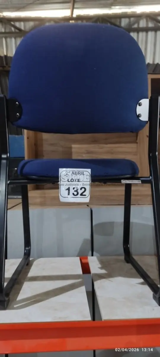 LOTE 132 - 01 CADEIRA FIXA PARA ESCRITÓRIO NA COR AZUL. (NO ESTADO) ATENÇÃO! FAZER A VISITAÇÃO ANTES DE ARREMATAR, NÃO SABEMOS SE FUNCIONA, LEILÃO NÃO TEM GARANTIA E NEM DEVOLUÇÃO, SUJEITO A POSSÍVEIS AVARIAS VISÍVEIS/OCULTAS E/OU AUSÊNCIA DE COMPONENTES.