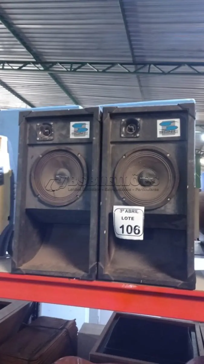 LOTE 106 - 02 CAIXAS DE SOM ALTO FALANTES. (NO ESTADO) ATENÇÃO! FAZER A VISITAÇÃO ANTES DE ARREMATAR, NÃO SABEMOS SE FUNCIONA, LEILÃO NÃO TEM GARANTIA E NEM DEVOLUÇÃO, SUJEITO A POSSÍVEIS AVARIAS VISÍVEIS/OCULTAS E/OU AUSÊNCIA DE COMPONENTES.