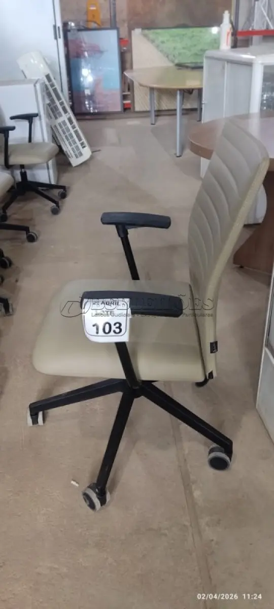 LOTE 103 - 01 CADEIRA GIRATÓRIA PARA ESCRITÓRIO NA COR BEGE MARCA ALBERFLEX. (NO ESTADO) ATENÇÃO! FAZER A VISITAÇÃO ANTES DE ARREMATAR, NÃO SABEMOS SE FUNCIONA, LEILÃO NÃO TEM GARANTIA E NEM DEVOLUÇÃO, SUJEITO A POSSÍVEIS AVARIAS VISÍVEIS/OCULTAS E/OU AUSÊNCIA DE COMPONENTES.
