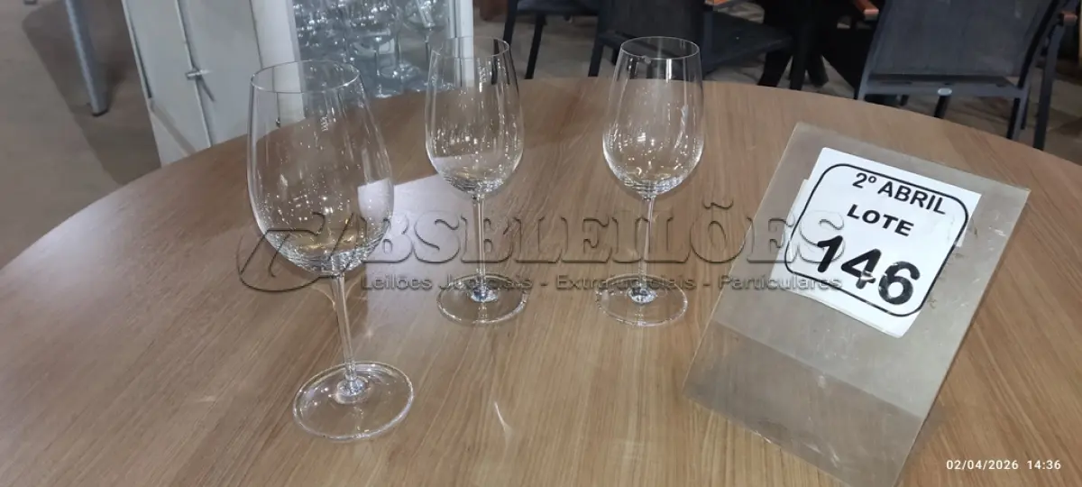 LOTE 146 - 03 TAÇAS DE CRISTAL DIVERSAS. (NO ESTADO) ATENÇÃO! FAZER A VISITAÇÃO ANTES DE ARREMATAR, NÃO SABEMOS SE FUNCIONA, LEILÃO NÃO TEM GARANTIA E NEM DEVOLUÇÃO, SUJEITO A POSSÍVEIS AVARIAS VISÍVEIS/OCULTAS E/OU AUSÊNCIA DE COMPONENTES.