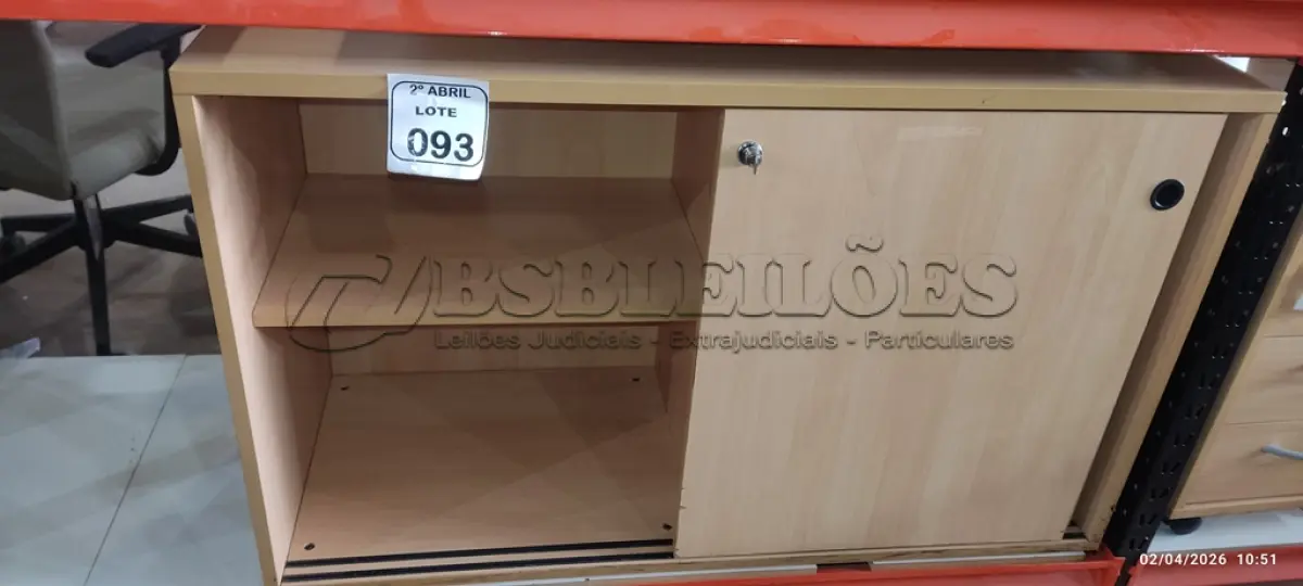 LOTE 093 - 01 ARMÁRIO BAIXO EM MADEIRA COM PORTAS DE CORRER PARA ESCRITÓRIO. NO ESTADO) ATENÇÃO! FAZER A VISITAÇÃO ANTES DE ARREMATAR, NÃO SABEMOS SE FUNCIONA, LEILÃO NÃO TEM GARANTIA E NEM DEVOLUÇÃO, SUJEITO A POSSÍVEIS AVARIAS VISÍVEIS/OCULTAS E/OU AUSÊNCIA DE COMPONENTES.