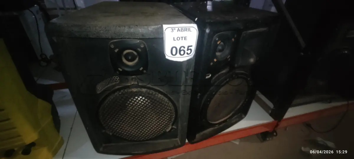 LOTE 065 - 02 CAIXAS DE ALTO FALANTES. (NO ESTADO) ATENÇÃO! FAZER A VISITAÇÃO ANTES DE ARREMATAR, NÃO SABEMOS SE FUNCIONA, LEILÃO NÃO TEM GARANTIA E NEM DEVOLUÇÃO, SUJEITO A POSSÍVEIS AVARIAS VISÍVEIS/OCULTAS E/OU AUSÊNCIA DE COMPONENTES.