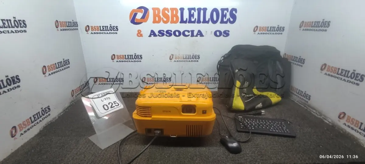 LOTE 025 - 01 PROJETOR MULTIMÍDIA 220V COM CABOS MARCA URMET DARUMA. (NO ESTADO) ATENÇÃO! FAZER A VISITAÇÃO ANTES DE ARREMATAR, NÃO SABEMOS SE FUNCIONA, LEILÃO NÃO TEM GARANTIA E NEM DEVOLUÇÃO, SUJEITO A POSSÍVEIS AVARIAS VISÍVEIS/OCULTAS E/OU AUSÊNCIA DE COMPONENTES.