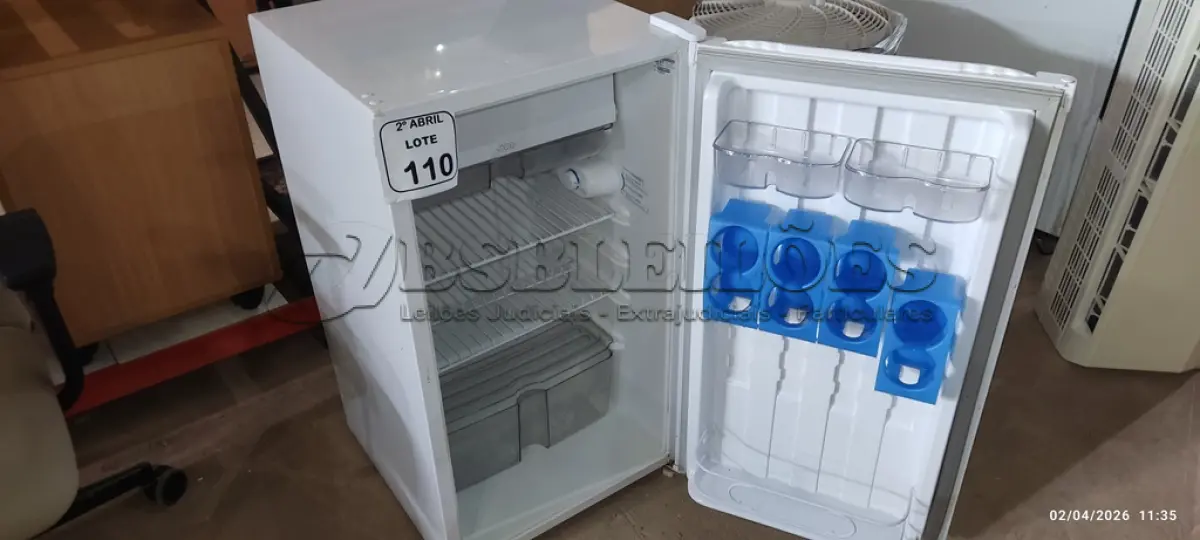 LOTE 110 - 01 FRIGOBAR CÔNSUL COMPACTO 120 NA COR BRANCO 220VOLTS. (NO ESTADO) ATENÇÃO! FAZER A VISITAÇÃO ANTES DE ARREMATAR, NÃO SABEMOS SE FUNCIONA, LEILÃO NÃO TEM GARANTIA E NEM DEVOLUÇÃO, SUJEITO A POSSÍVEIS AVARIAS VISÍVEIS/OCULTAS E/OU AUSÊNCIA DE COMPONENTES.