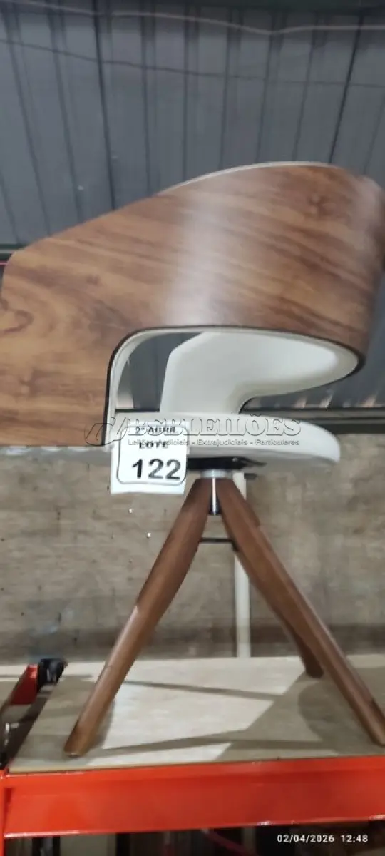 LOTE 122 - 01 POLTRONA GIRATÓRIA PARA ESCRITÓRIO COM PÉS EM MADEIRA. (NO ESTADO) ATENÇÃO! FAZER A VISITAÇÃO ANTES DE ARREMATAR, NÃO SABEMOS SE FUNCIONA, LEILÃO NÃO TEM GARANTIA E NEM DEVOLUÇÃO, SUJEITO A POSSÍVEIS AVARIAS VISÍVEIS/OCULTAS E/OU AUSÊNCIA DE COMPONENTES.