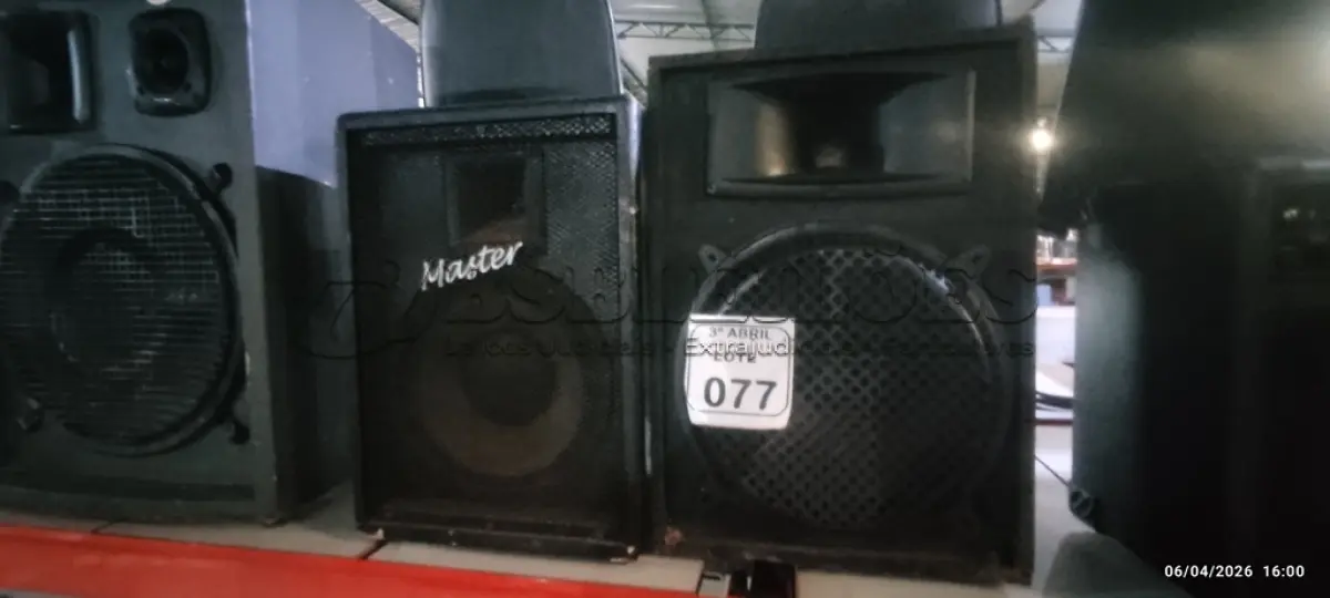 LOTE 077 - 02 CAIXAS  ALTO FALANTES. (NO ESTADO) ATENÇÃO! FAZER A VISITAÇÃO ANTES DE ARREMATAR, NÃO SABEMOS SE FUNCIONA, LEILÃO NÃO TEM GARANTIA E NEM DEVOLUÇÃO, SUJEITO A POSSÍVEIS AVARIAS VISÍVEIS/OCULTAS E/OU AUSÊNCIA DE COMPONENTES.