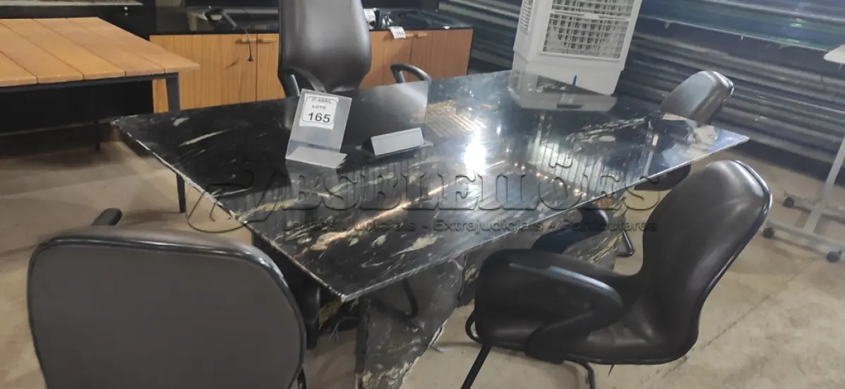 LOTE 165 - 01 MESA EM MÁRMORE PRETO PARA ESCRITÓRIO E 04 CADEIRAS. EM COURO MARROM (NO ESTADO) ATENÇÃO! FAZER A VISITAÇÃO ANTES DE ARREMATAR, NÃO SABEMOS SE FUNCIONA, LEILÃO NÃO TEM GARANTIA E NEM DEVOLUÇÃO, SUJEITO A POSSÍVEIS AVARIAS VISÍVEIS/OCULTAS E/OU AUSÊNCIA DE COMPONENTES.