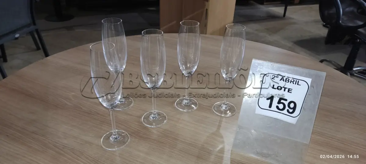 LOTE 159 - 05 TAÇAS DE CRISTAL PARA ESPUMANTE. (NO ESTADO) ATENÇÃO! FAZER A VISITAÇÃO ANTES DE ARREMATAR, NÃO SABEMOS SE FUNCIONA, LEILÃO NÃO TEM GARANTIA E NEM DEVOLUÇÃO, SUJEITO A POSSÍVEIS AVARIAS VISÍVEIS/OCULTAS E/OU AUSÊNCIA DE COMPONENTES.