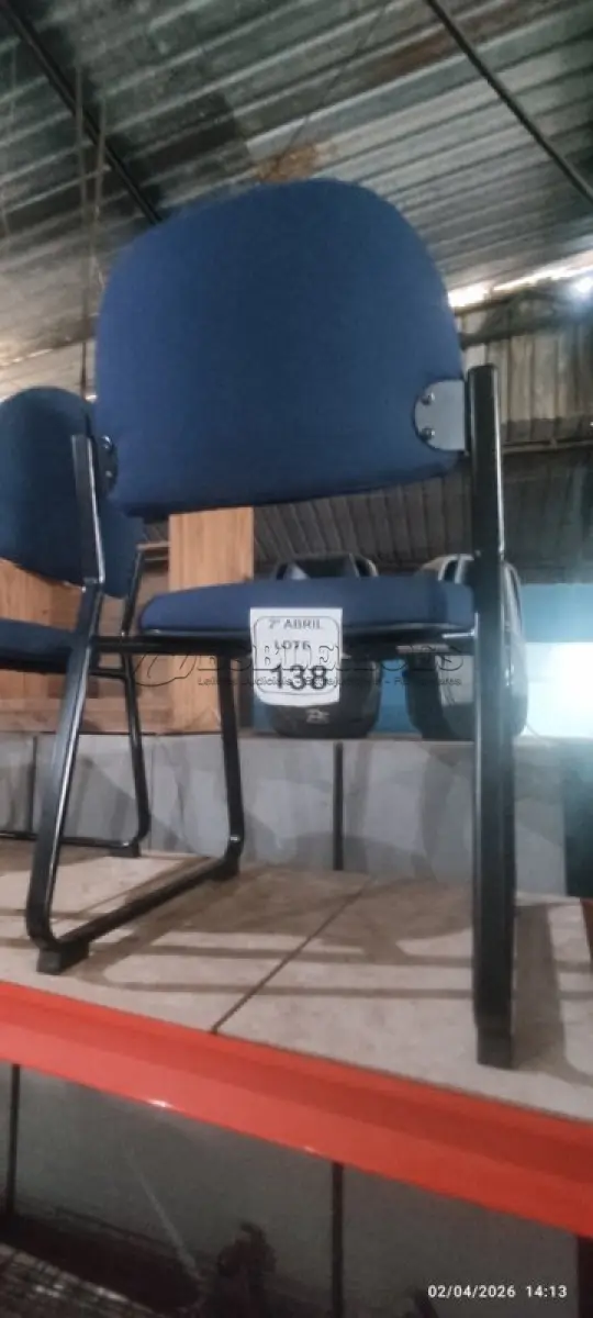 LOTE 138 - 01 CADEIRA FIXA PARA ESCRITÓRIO NA COR AZUL. (NO ESTADO) ATENÇÃO! FAZER A VISITAÇÃO ANTES DE ARREMATAR, NÃO SABEMOS SE FUNCIONA, LEILÃO NÃO TEM GARANTIA E NEM DEVOLUÇÃO, SUJEITO A POSSÍVEIS AVARIAS VISÍVEIS/OCULTAS E/OU AUSÊNCIA DE COMPONENTES.
