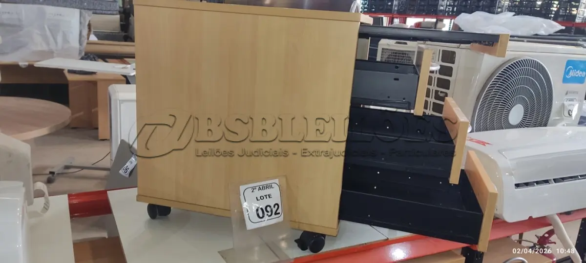 LOTE 092 - 01 GAVETEIRO EM MADEIRA NA COR BEGE CLARO COM 03 GAVETAS. (NO ESTADO) ATENÇÃO! FAZER A VISITAÇÃO ANTES DE ARREMATAR, NÃO SABEMOS SE FUNCIONA, LEILÃO NÃO TEM GARANTIA E NEM DEVOLUÇÃO, SUJEITO A POSSÍVEIS AVARIAS VISÍVEIS/OCULTAS E/OU AUSÊNCIA DE COMPONENTES.