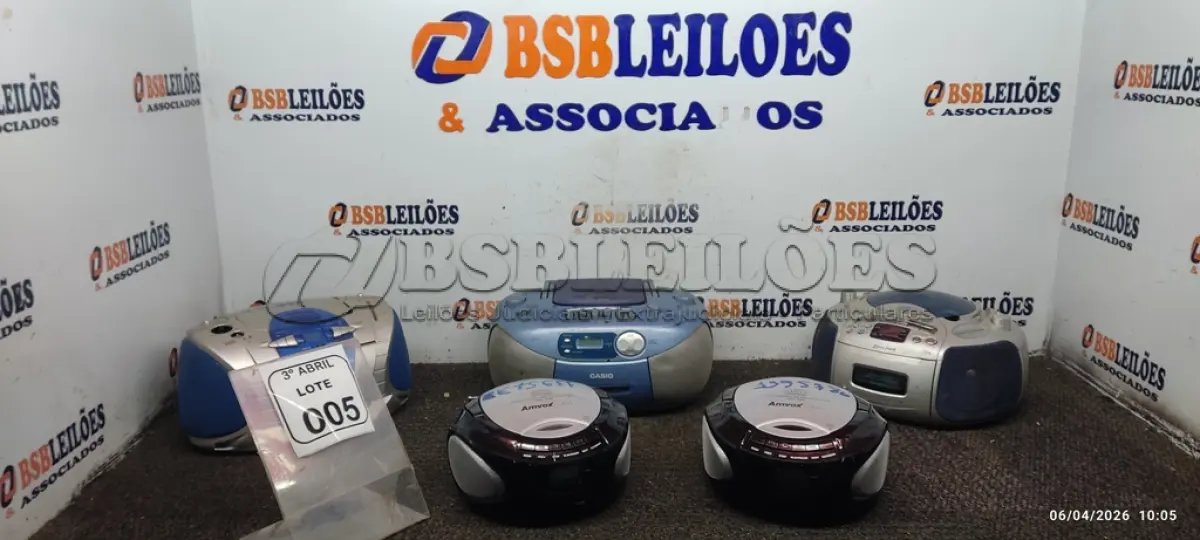 LOTE 005 - 07 APARELHOS DE SOM PORTÁTEIS DE MARCAS E MODELOS DIVERSOS. (NO ESTADO) ATENÇÃO! FAZER A VISITAÇÃO ANTES DE ARREMATAR, NÃO SABEMOS SE FUNCIONA, LEILÃO NÃO TEM GARANTIA E NEM DEVOLUÇÃO, SUJEITO A POSSÍVEIS AVARIAS VISÍVEIS/OCULTAS E/OU AUSÊNCIA DE COMPONENTES.