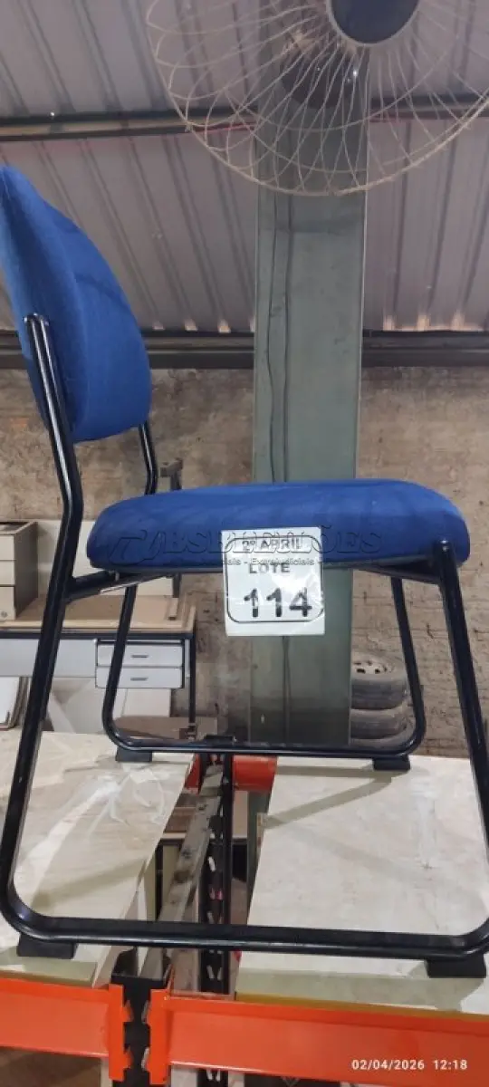 LOTE 114 - 01 CADEIRA PARA ESCRITÓRIO FIXA NA COR AZUL. NO ESTADO) ATENÇÃO! FAZER A VISITAÇÃO ANTES DE ARREMATAR, NÃO SABEMOS SE FUNCIONA, LEILÃO NÃO TEM GARANTIA E NEM DEVOLUÇÃO, SUJEITO A POSSÍVEIS AVARIAS VISÍVEIS/OCULTAS E/OU AUSÊNCIA DE COMPONENTES.