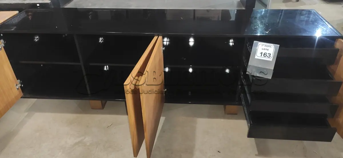LOTE 163 - 01 RACK EM MADEIRA PEROLIZADA COM 4 PORTAS E 04 GAVETAS. NA COR PRETO/MARROM. (NO ESTADO) ATENÇÃO! FAZER A VISITAÇÃO ANTES DE ARREMATAR, NÃO SABEMOS SE FUNCIONA, LEILÃO NÃO TEM GARANTIA E NEM DEVOLUÇÃO, SUJEITO A POSSÍVEIS AVARIAS VISÍVEIS/OCULTAS E/OU AUSÊNCIA DE COMPONENTES.
