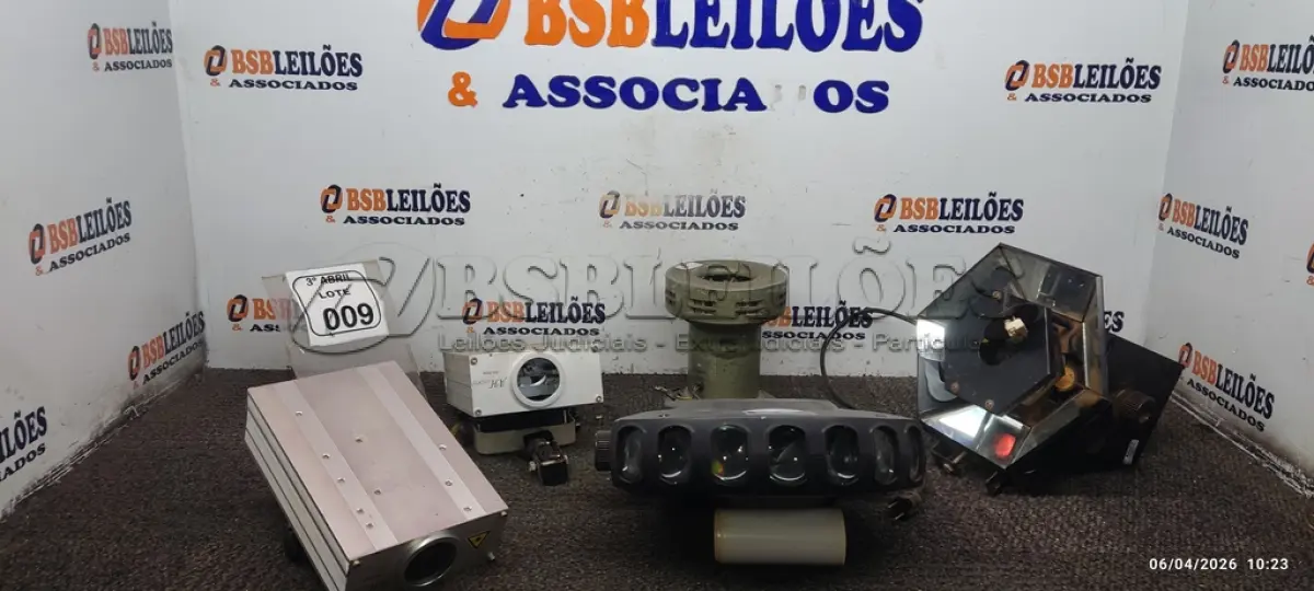 LOTE 009 - 01 APARELHO DE LUZ DE LED MODELO LED-410 MARCA JUBILED, 02 CANHÕES DE LUZ DE LED COM AVARIAS, SIRENE ELETRÔNICA EQUIPAMENTO DE ILUMINAÇÃO ESTILO DISCOTECA. (NO ESTADO) ATENÇÃO! FAZER A VISITAÇÃO ANTES DE ARREMATAR, NÃO SABEMOS SE FUNCIONA, LEILÃO NÃO TEM GARANTIA E NEM DEVOLUÇÃO, SUJEITO A POSSÍVEIS AVARIAS VISÍVEIS/OCULTAS E/OU AUSÊNCIA DE COMPONENTES.