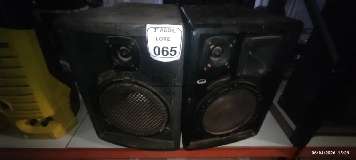 LOTE 065 - 02 CAIXAS DE ALTO FALANTES. (NO ESTADO) ATENÇÃO! FAZER A VISITAÇÃO ANTES DE ARREMATAR, NÃO SABEMOS SE FUNCIONA, LEILÃO NÃO TEM GARANTIA E NEM DEVOLUÇÃO, SUJEITO A POSSÍVEIS AVARIAS VISÍVEIS/OCULTAS E/OU AUSÊNCIA DE COMPONENTES.