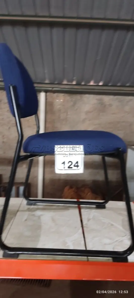 LOTE 124 - 01 CADEIRA PARA ESCRITÓRIO FIXA NA COR AZUL. (NO ESTADO) ATENÇÃO! FAZER A VISITAÇÃO ANTES DE ARREMATAR, NÃO SABEMOS SE FUNCIONA, LEILÃO NÃO TEM GARANTIA E NEM DEVOLUÇÃO, SUJEITO A POSSÍVEIS AVARIAS VISÍVEIS/OCULTAS E/OU AUSÊNCIA DE COMPONENTES.