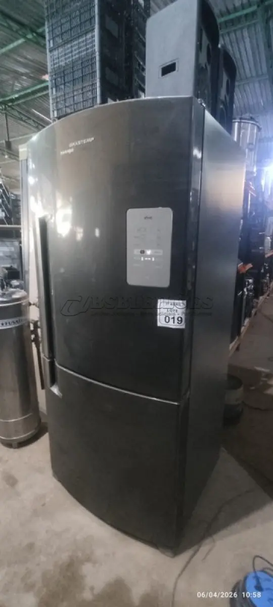 LOTE 019 - 01 GELADEIRA MODELO INVERSE DE 590 LITROS 220V MARCA BRASTEMP. (NO ESTADO) ATENÇÃO! FAZER A VISITAÇÃO ANTES DE ARREMATAR, NÃO SABEMOS SE FUNCIONA, LEILÃO NÃO TEM GARANTIA E NEM DEVOLUÇÃO, SUJEITO A POSSÍVEIS AVARIAS VISÍVEIS/OCULTAS E/OU AUSÊNCIA DE COMPONENTES.