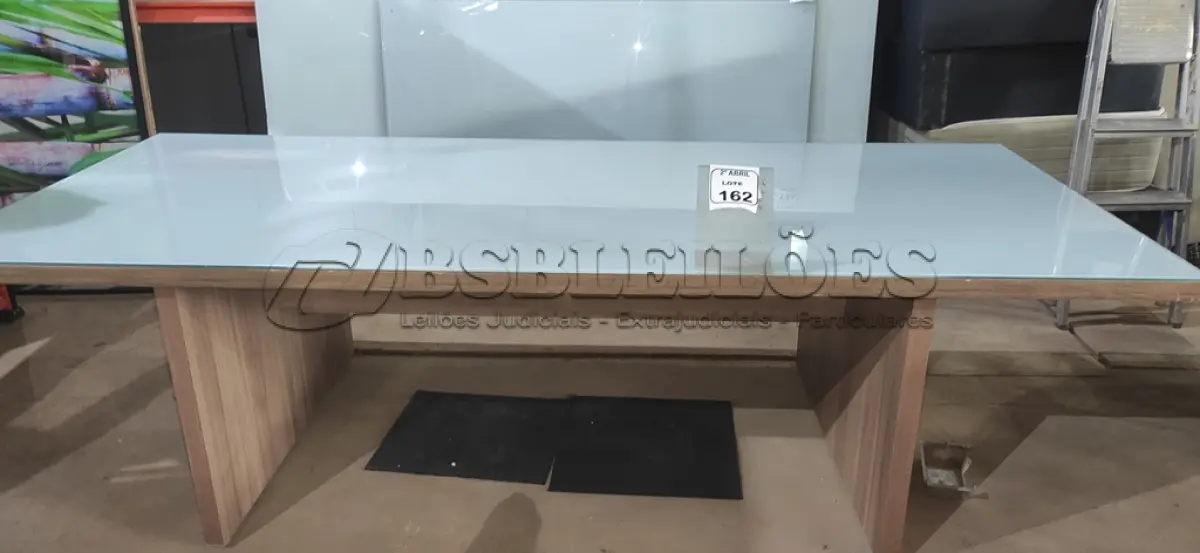 LOTE 162 - 01 MESA COM PÉS EM MADEIRA COM TAMPO EM MADEIRA E VIDRO PARA SALA DE REUNIÃO. (NO ESTADO) ATENÇÃO! FAZER A VISITAÇÃO ANTES DE ARREMATAR, NÃO SABEMOS SE FUNCIONA, LEILÃO NÃO TEM GARANTIA E NEM DEVOLUÇÃO, SUJEITO A POSSÍVEIS AVARIAS VISÍVEIS/OCULTAS E/OU AUSÊNCIA DE COMPONENTES.