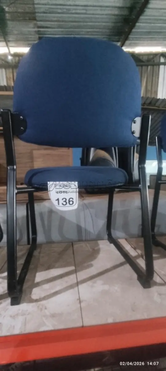LOTE 136 - 01 CADEIRA FIXA PARA ESCRITÓRIO NA COR AZUL. (NO ESTADO) ATENÇÃO! FAZER A VISITAÇÃO ANTES DE ARREMATAR, NÃO SABEMOS SE FUNCIONA, LEILÃO NÃO TEM GARANTIA E NEM DEVOLUÇÃO, SUJEITO A POSSÍVEIS AVARIAS VISÍVEIS/OCULTAS E/OU AUSÊNCIA DE COMPONENTES.