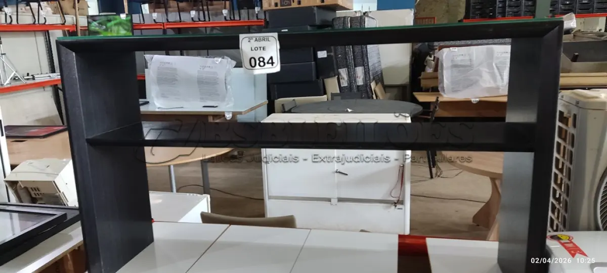 LOTE 084 - 01 APARADOR EM MADEIRA COM VIDRO. (NO ESTADO) ATENÇÃO! FAZER A VISITAÇÃO ANTES DE ARREMATAR, NÃO SABEMOS SE FUNCIONA, LEILÃO NÃO TEM GARANTIA E NEM DEVOLUÇÃO, SUJEITO A POSSÍVEIS AVARIAS VISÍVEIS/OCULTAS E/OU AUSÊNCIA DE COMPONENTES.