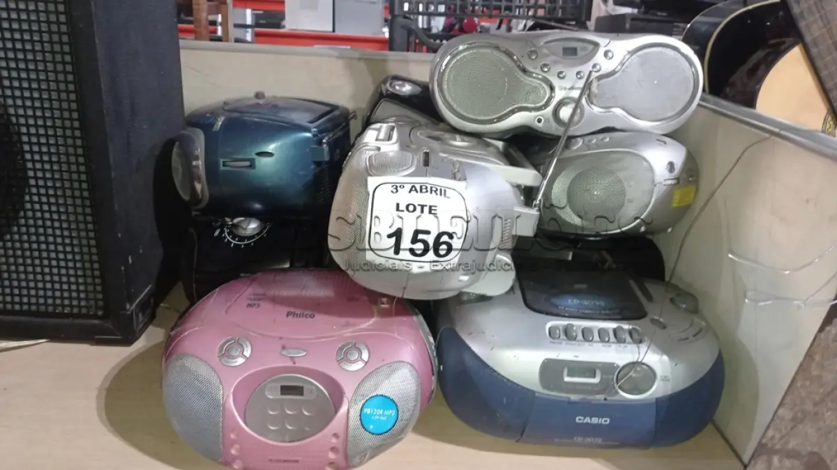 LOTE 156 - 10 APARELHOS DE SOM PORTÁTEIS DE MARCAS E MODELOS DIVERSOS. (NO ESTADO) ATENÇÃO! FAZER A VISITAÇÃO ANTES DE ARREMATAR, NÃO SABEMOS SE FUNCIONA, LEILÃO NÃO TEM GARANTIA E NEM DEVOLUÇÃO, SUJEITO A POSSÍVEIS AVARIAS VISÍVEIS/OCULTAS E/OU AUSÊNCIA DE COMPONENTES.