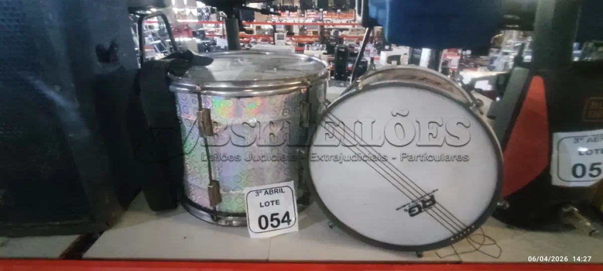 LOTE 054 - 01 TAMBORIM MARCA RG E 01 RIPINIQUE MARCA WERIL. (NO ESTADO) ATENÇÃO! FAZER A VISITAÇÃO ANTES DE ARREMATAR, NÃO SABEMOS SE FUNCIONA, LEILÃO NÃO TEM GARANTIA E NEM DEVOLUÇÃO, SUJEITO A POSSÍVEIS AVARIAS VISÍVEIS/OCULTAS E/OU AUSÊNCIA DE COMPONENTES.