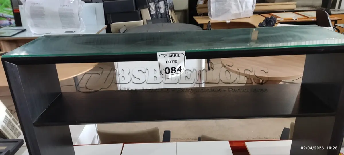 LOTE 084 - 01 APARADOR EM MADEIRA COM VIDRO. (NO ESTADO) ATENÇÃO! FAZER A VISITAÇÃO ANTES DE ARREMATAR, NÃO SABEMOS SE FUNCIONA, LEILÃO NÃO TEM GARANTIA E NEM DEVOLUÇÃO, SUJEITO A POSSÍVEIS AVARIAS VISÍVEIS/OCULTAS E/OU AUSÊNCIA DE COMPONENTES.