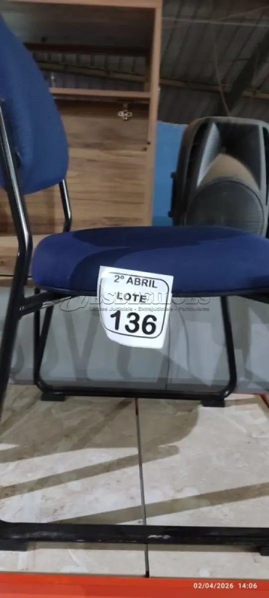 LOTE 136 - 01 CADEIRA FIXA PARA ESCRITÓRIO NA COR AZUL. (NO ESTADO) ATENÇÃO! FAZER A VISITAÇÃO ANTES DE ARREMATAR, NÃO SABEMOS SE FUNCIONA, LEILÃO NÃO TEM GARANTIA E NEM DEVOLUÇÃO, SUJEITO A POSSÍVEIS AVARIAS VISÍVEIS/OCULTAS E/OU AUSÊNCIA DE COMPONENTES.