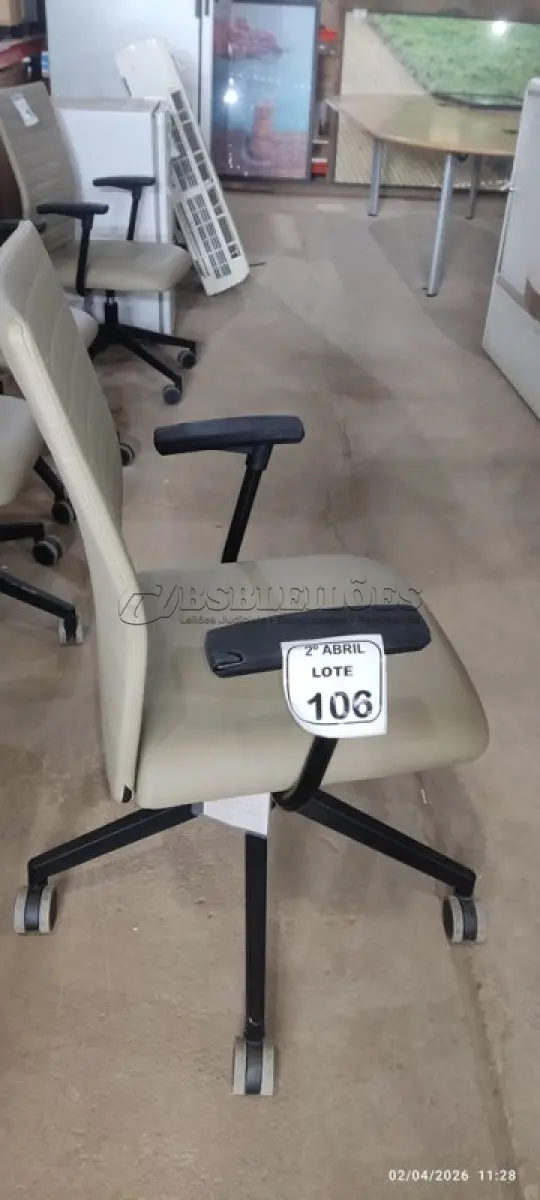 LOTE 106 - 01 CADEIRA GIRATÓRIA PARA ESCRITÓRIO NA COR BEGE MARCA ALBERFLEX. (NO ESTADO) ATENÇÃO! FAZER A VISITAÇÃO ANTES DE ARREMATAR, NÃO SABEMOS SE FUNCIONA, LEILÃO NÃO TEM GARANTIA E NEM DEVOLUÇÃO, SUJEITO A POSSÍVEIS AVARIAS VISÍVEIS/OCULTAS E/OU AUSÊNCIA DE COMPONENTES.