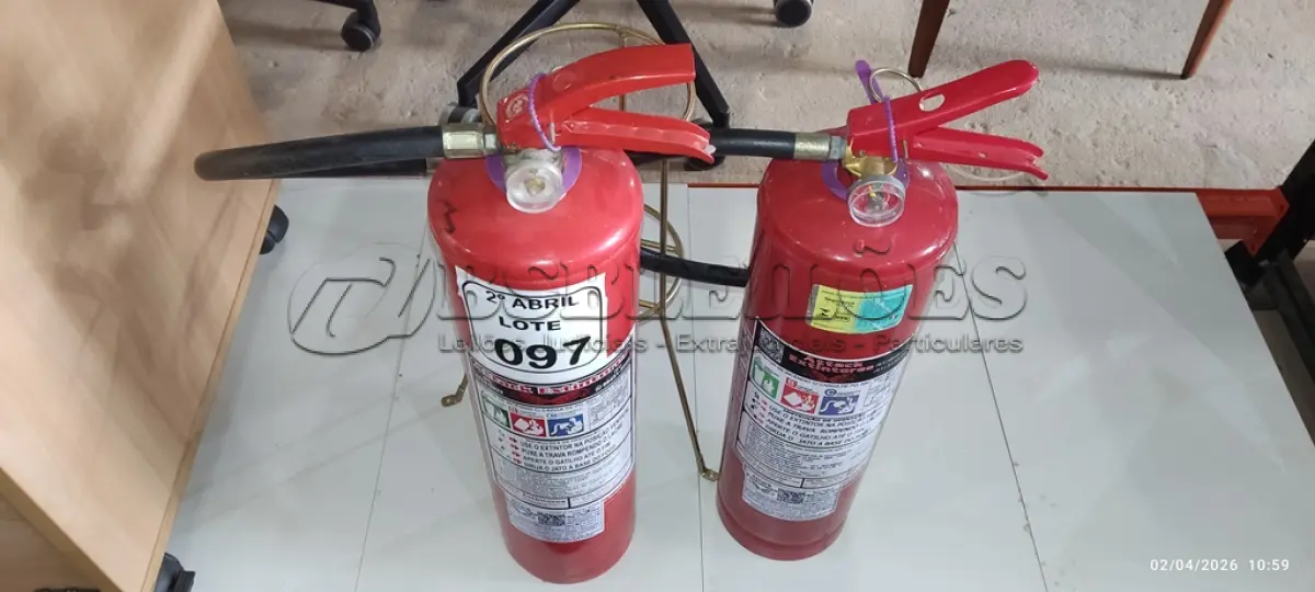 LOTE 097 - 02 EXTINTORES DE INCÊNDIO A,  B, C COM CARGAS DE PÓ. (NO ESTADO) ATENÇÃO! FAZER A VISITAÇÃO ANTES DE ARREMATAR, NÃO SABEMOS SE FUNCIONA, LEILÃO NÃO TEM GARANTIA E NEM DEVOLUÇÃO, SUJEITO A POSSÍVEIS AVARIAS VISÍVEIS/OCULTAS E/OU AUSÊNCIA DE COMPONENTES.