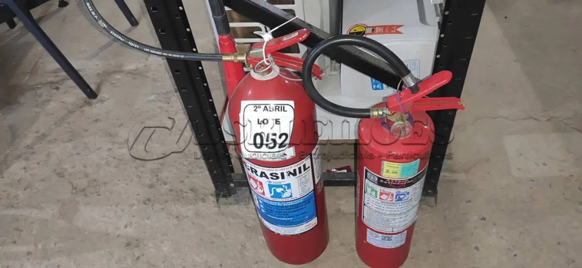 LOTE 052 - 01 EXTINTOR DE INCÊNDIO B, C COM CARGA DE DIÓXIDO DE CARBONO C02 E 01 EXTINTOR DE INCÊNDIO COM CARGA DE PÓ A, B, C. (NO ESTADO) ATENÇÃO! FAZER A VISITAÇÃO ANTES DE ARREMATAR, NÃO SABEMOS SE FUNCIONA, LEILÃO NÃO TEM GARANTIA E NEM DEVOLUÇÃO, SUJEITO A POSSÍVEIS AVARIAS VISÍVEIS/OCULTAS E/OU AUSÊNCIA DE COMPONENTES.
