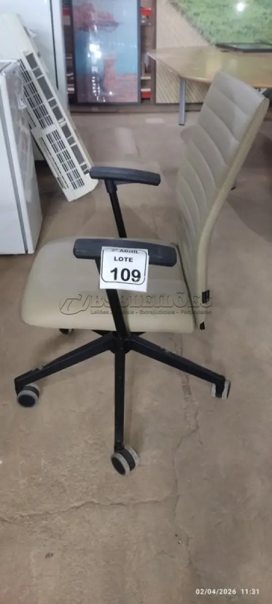 LOTE 109 - 01 CADEIRA GIRATÓRIA PARA ESCRITÓRIO NA COR BEGE MARCA ALBERFLEX. (NO ESTADO) ATENÇÃO! FAZER A VISITAÇÃO ANTES DE ARREMATAR, NÃO SABEMOS SE FUNCIONA, LEILÃO NÃO TEM GARANTIA E NEM DEVOLUÇÃO, SUJEITO A POSSÍVEIS AVARIAS VISÍVEIS/OCULTAS E/OU AUSÊNCIA DE COMPONENTES.