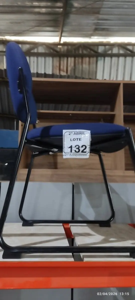 LOTE 132 - 01 CADEIRA FIXA PARA ESCRITÓRIO NA COR AZUL. (NO ESTADO) ATENÇÃO! FAZER A VISITAÇÃO ANTES DE ARREMATAR, NÃO SABEMOS SE FUNCIONA, LEILÃO NÃO TEM GARANTIA E NEM DEVOLUÇÃO, SUJEITO A POSSÍVEIS AVARIAS VISÍVEIS/OCULTAS E/OU AUSÊNCIA DE COMPONENTES.