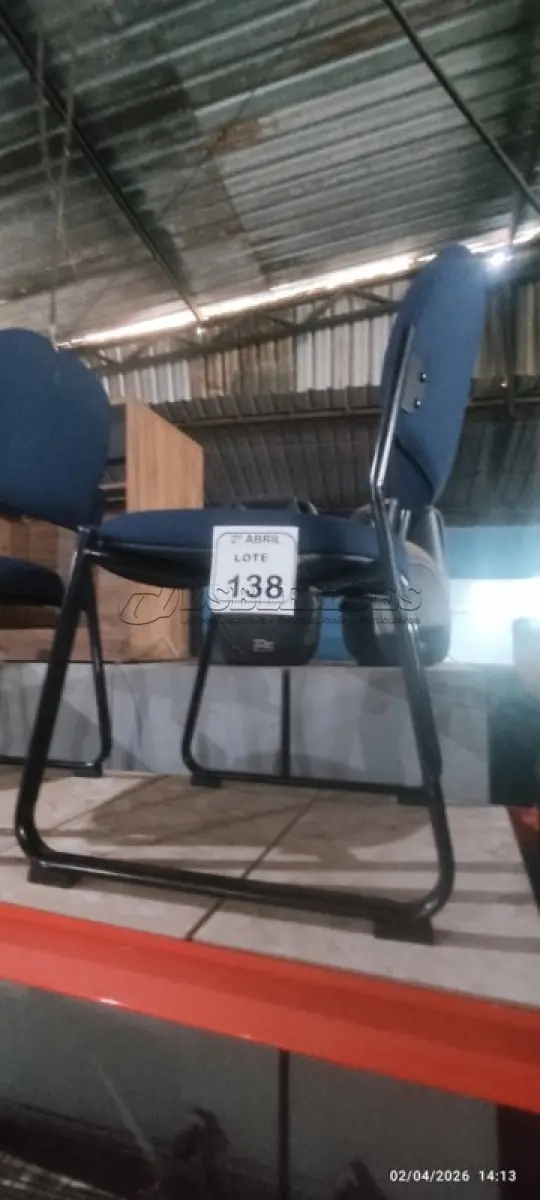 LOTE 138 - 01 CADEIRA FIXA PARA ESCRITÓRIO NA COR AZUL. (NO ESTADO) ATENÇÃO! FAZER A VISITAÇÃO ANTES DE ARREMATAR, NÃO SABEMOS SE FUNCIONA, LEILÃO NÃO TEM GARANTIA E NEM DEVOLUÇÃO, SUJEITO A POSSÍVEIS AVARIAS VISÍVEIS/OCULTAS E/OU AUSÊNCIA DE COMPONENTES.