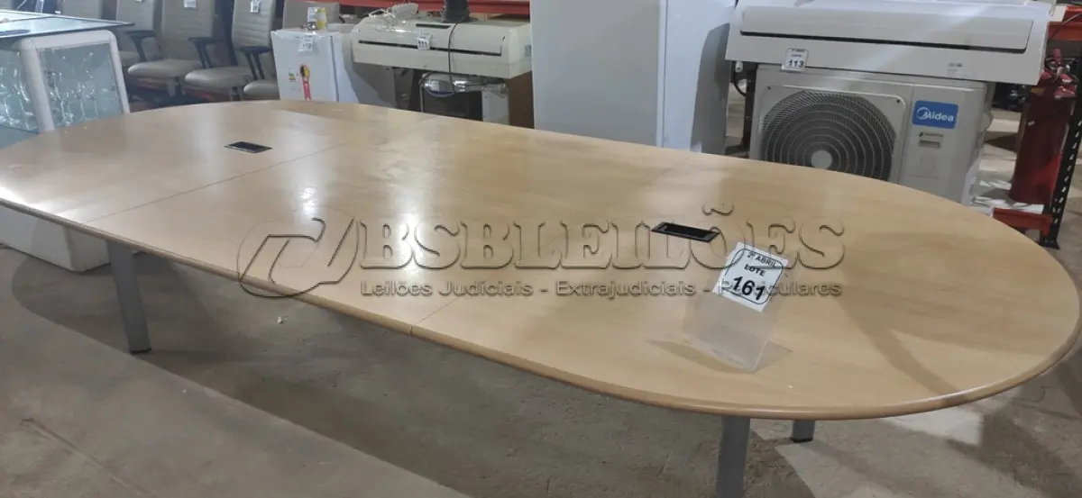 LOTE 161 - 01 MESA COM PÉS EM FERRO COM TAMPO EM MADEIRA PARA SALA DE REUNIÃO. (NO ESTADO) ATENÇÃO! FAZER A VISITAÇÃO ANTES DE ARREMATAR, NÃO SABEMOS SE FUNCIONA, LEILÃO NÃO TEM GARANTIA E NEM DEVOLUÇÃO, SUJEITO A POSSÍVEIS AVARIAS VISÍVEIS/OCULTAS E/OU AUSÊNCIA DE COMPONENTES.