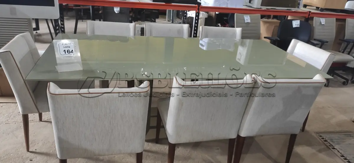 LOTE 164 - 01 MESA PARA JANTAR COM PÉS EM MADEIRA COM TAMPO EM MADEIRA E VIDRO NA COR CINZA CLARO COM 08 CADEIRAS EM MADEIRA E ESTOFADO CINZA. (NO ESTADO) ATENÇÃO! FAZER A VISITAÇÃO ANTES DE ARREMATAR, NÃO SABEMOS SE FUNCIONA, LEILÃO NÃO TEM GARANTIA E NEM DEVOLUÇÃO, SUJEITO A POSSÍVEIS AVARIAS VISÍVEIS/OCULTAS E/OU AUSÊNCIA DE COMPONENTES.