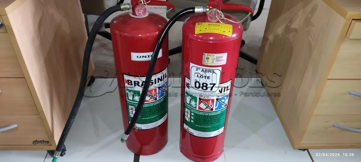LOTE 087 - 02 EXTINTORES DE INCÊNDIO A, B, C COM CARGA DE ÁGUA. (NO ESTADO) ATENÇÃO! FAZER A VISITAÇÃO ANTES DE ARREMATAR, NÃO SABEMOS SE FUNCIONA, LEILÃO NÃO TEM GARANTIA E NEM DEVOLUÇÃO, SUJEITO A POSSÍVEIS AVARIAS VISÍVEIS/OCULTAS E/OU AUSÊNCIA DE COMPONENTES.