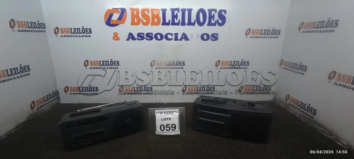 LOTE 059 - 02 RÁDIOS PORTÁTEIS MARCA MECOA E PHILIPS. (NO ESTADO) ATENÇÃO! FAZER A VISITAÇÃO ANTES DE ARREMATAR, NÃO SABEMOS SE FUNCIONA, LEILÃO NÃO TEM GARANTIA E NEM DEVOLUÇÃO, SUJEITO A POSSÍVEIS AVARIAS VISÍVEIS/OCULTAS E/OU AUSÊNCIA DE COMPONENTES.