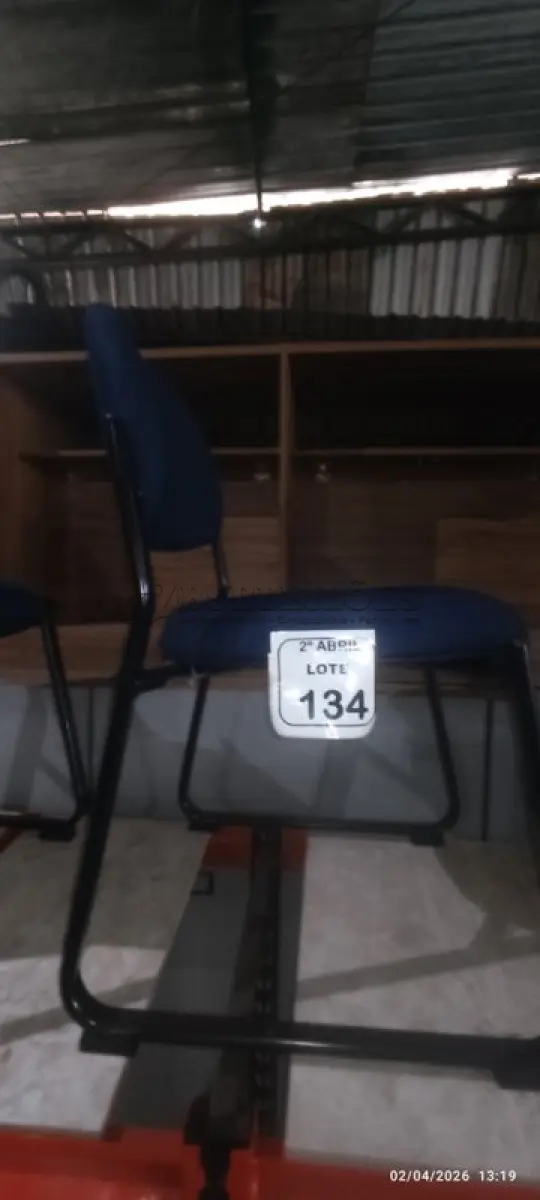 LOTE 134 - 01 CADEIRA FIXA PARA ESCRITÓRIO NA COR AZUL. (NO ESTADO) ATENÇÃO! FAZER A VISITAÇÃO ANTES DE ARREMATAR, NÃO SABEMOS SE FUNCIONA, LEILÃO NÃO TEM GARANTIA E NEM DEVOLUÇÃO, SUJEITO A POSSÍVEIS AVARIAS VISÍVEIS/OCULTAS E/OU AUSÊNCIA DE COMPONENTES.