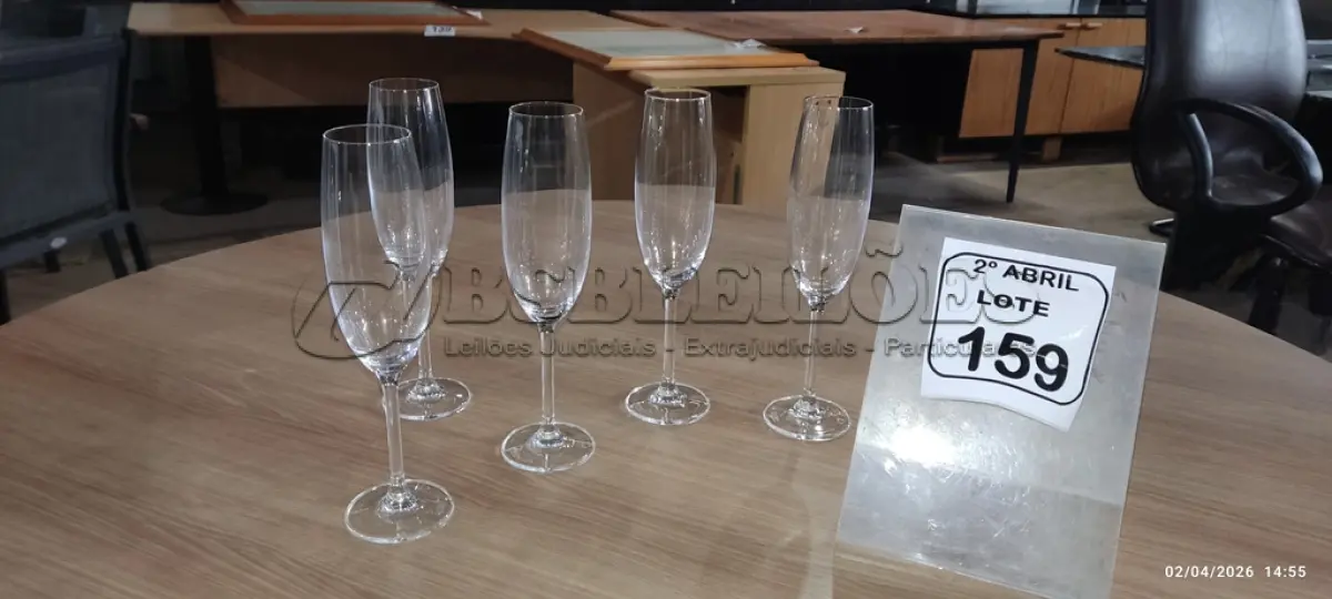 LOTE 159 - 05 TAÇAS DE CRISTAL PARA ESPUMANTE. (NO ESTADO) ATENÇÃO! FAZER A VISITAÇÃO ANTES DE ARREMATAR, NÃO SABEMOS SE FUNCIONA, LEILÃO NÃO TEM GARANTIA E NEM DEVOLUÇÃO, SUJEITO A POSSÍVEIS AVARIAS VISÍVEIS/OCULTAS E/OU AUSÊNCIA DE COMPONENTES.