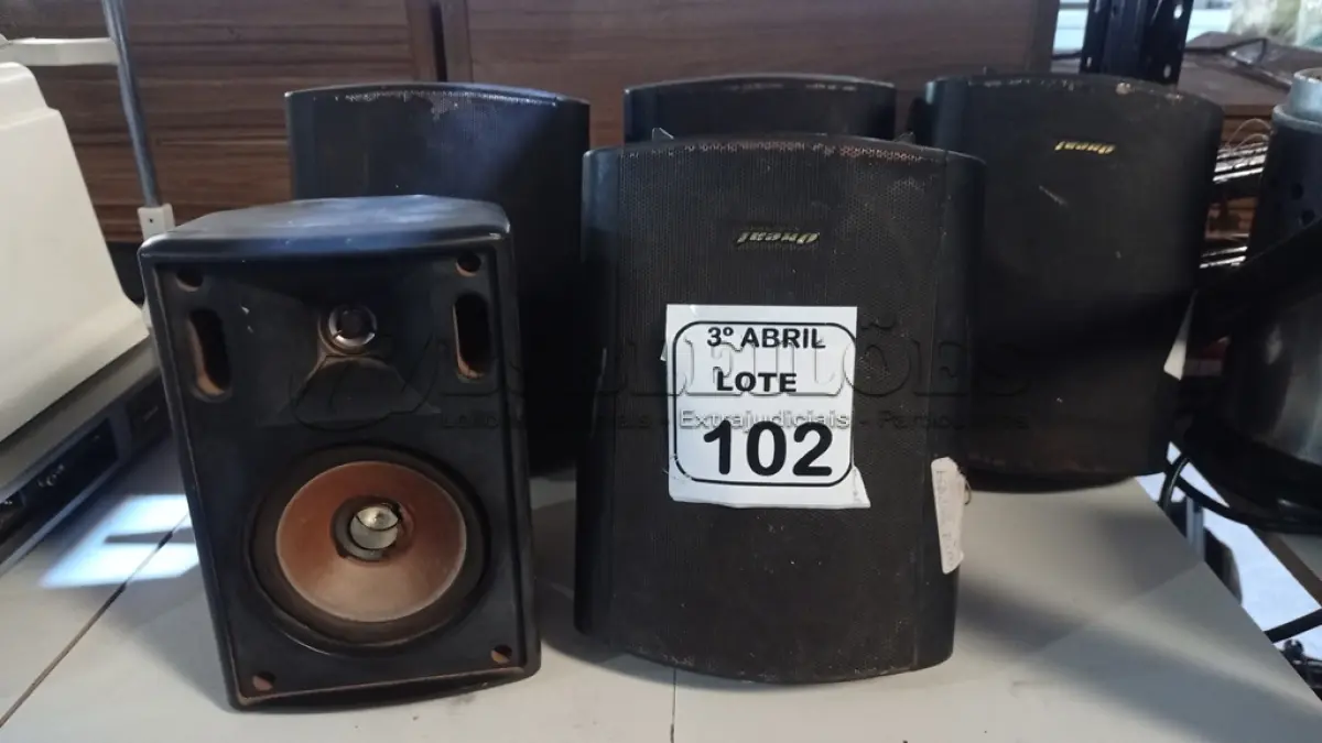 LOTE 102 - 05 CAIXAS DE SOM AMBIENTE O’NEAL. (NO ESTADO) ATENÇÃO! FAZER A VISITAÇÃO ANTES DE ARREMATAR, NÃO SABEMOS SE FUNCIONA, LEILÃO NÃO TEM GARANTIA E NEM DEVOLUÇÃO, SUJEITO A POSSÍVEIS AVARIAS VISÍVEIS/OCULTAS E/OU AUSÊNCIA DE COMPONENTES.