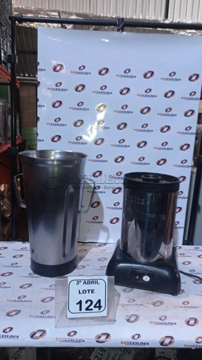 LOTE 124 - 01 BASE DE LIQUIDIFICADOR INDUSTRIAL E UM COPO DE LIQUIDIFICADOR INDUSTRIAL. (NO ESTADO) ATENÇÃO! FAZER A VISITAÇÃO ANTES DE ARREMATAR, NÃO SABEMOS SE FUNCIONA, LEILÃO NÃO TEM GARANTIA E NEM DEVOLUÇÃO, SUJEITO A POSSÍVEIS AVARIAS VISÍVEIS/OCULTAS E/OU AUSÊNCIA DE COMPONENTES.