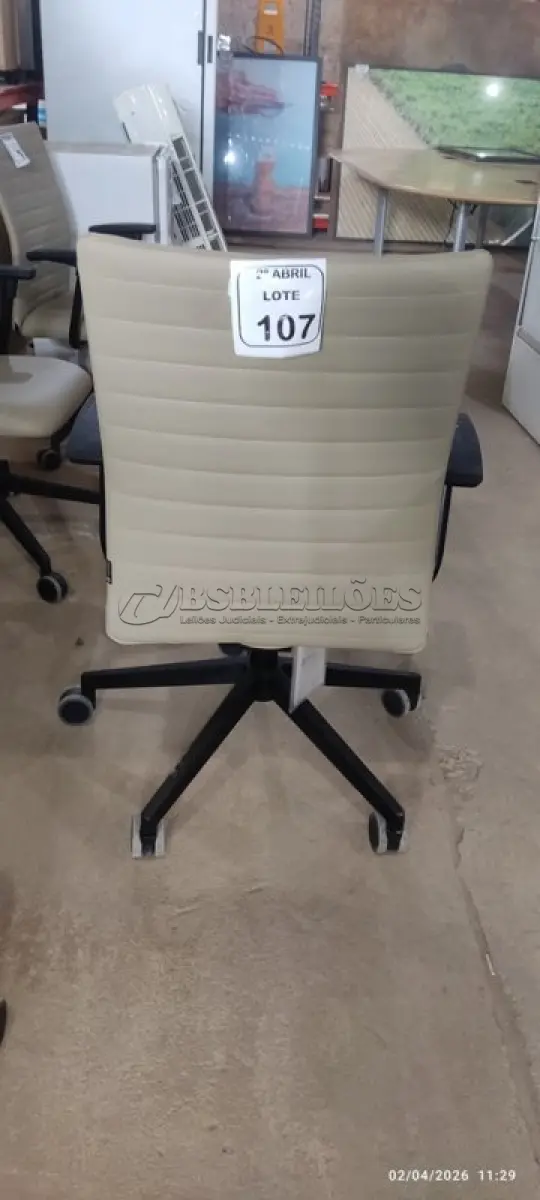LOTE 107 - 01 CADEIRA GIRATÓRIA PARA ESCRITÓRIO NA COR BEGE MARCA ALBERFLEX. (NO ESTADO) ATENÇÃO! FAZER A VISITAÇÃO ANTES DE ARREMATAR, NÃO SABEMOS SE FUNCIONA, LEILÃO NÃO TEM GARANTIA E NEM DEVOLUÇÃO, SUJEITO A POSSÍVEIS AVARIAS VISÍVEIS/OCULTAS E/OU AUSÊNCIA DE COMPONENTES.