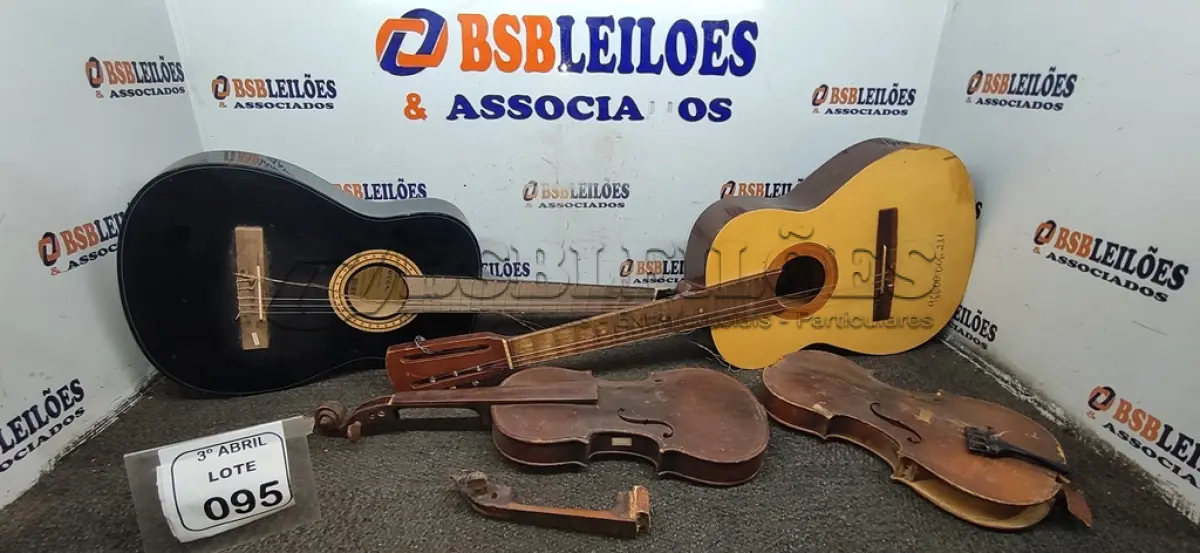 LOTE 095 - 02 VIOLÕES E 02 VIOLINOS. (NO ESTADO) ATENÇÃO! FAZER A VISITAÇÃO ANTES DE ARREMATAR, NÃO SABEMOS SE FUNCIONA, LEILÃO NÃO TEM GARANTIA E NEM DEVOLUÇÃO, SUJEITO A POSSÍVEIS AVARIAS VISÍVEIS/OCULTAS E/OU AUSÊNCIA DE COMPONENTES.