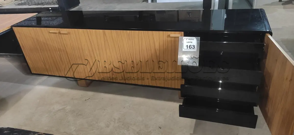 LOTE 163 - 01 RACK EM MADEIRA PEROLIZADA COM 4 PORTAS E 04 GAVETAS. NA COR PRETO/MARROM. (NO ESTADO) ATENÇÃO! FAZER A VISITAÇÃO ANTES DE ARREMATAR, NÃO SABEMOS SE FUNCIONA, LEILÃO NÃO TEM GARANTIA E NEM DEVOLUÇÃO, SUJEITO A POSSÍVEIS AVARIAS VISÍVEIS/OCULTAS E/OU AUSÊNCIA DE COMPONENTES.