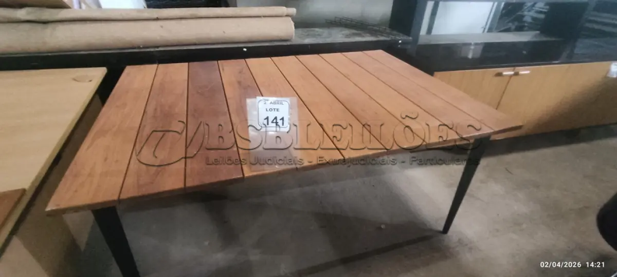 LOTE 141 - 01 MESA COM PÉS EM FERRO COM TAMPO EM MADEIRA. (NO ESTADO) ATENÇÃO! FAZER A VISITAÇÃO ANTES DE ARREMATAR, NÃO SABEMOS SE FUNCIONA, LEILÃO NÃO TEM GARANTIA E NEM DEVOLUÇÃO, SUJEITO A POSSÍVEIS AVARIAS VISÍVEIS/OCULTAS E/OU AUSÊNCIA DE COMPONENTES.