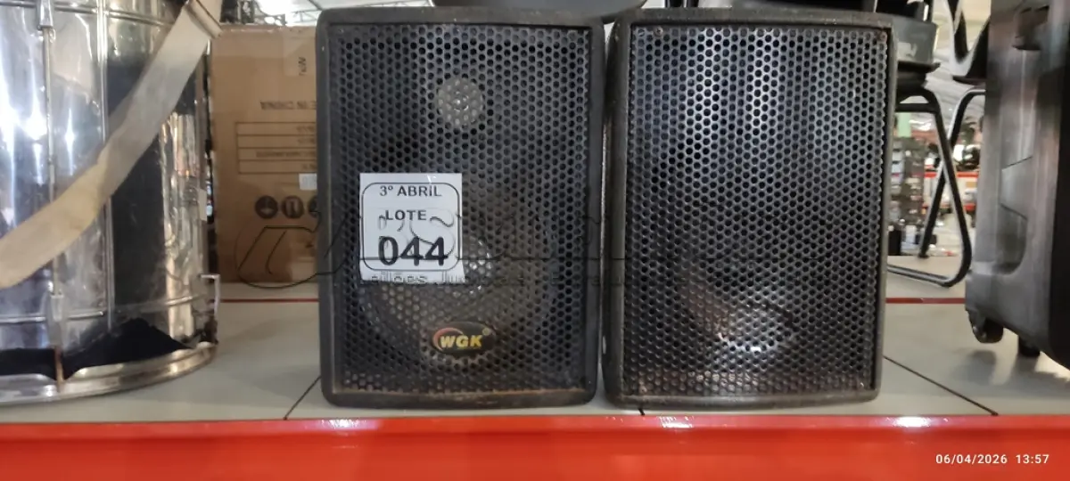 LOTE 044 - 02 CAIXAS DE SOM MÉDIA FALANTES MARCA WGK. (NO ESTADO) ATENÇÃO! FAZER A VISITAÇÃO ANTES DE ARREMATAR, NÃO SABEMOS SE FUNCIONA, LEILÃO NÃO TEM GARANTIA E NEM DEVOLUÇÃO, SUJEITO A POSSÍVEIS AVARIAS VISÍVEIS/OCULTAS E/OU AUSÊNCIA DE COMPONENTES.