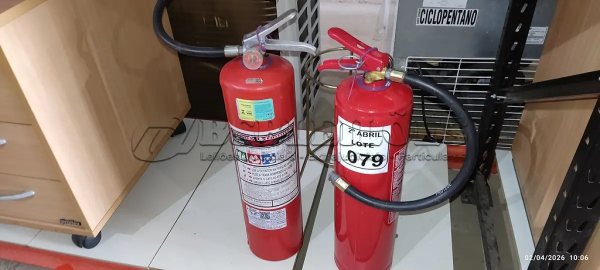 LOTE 079 - 02 EXTINTORES DE INCÊNDIO A, B, C COM CARGAS DE PÓ. (NO ESTADO) ATENÇÃO! FAZER A VISITAÇÃO ANTES DE ARREMATAR, NÃO SABEMOS SE FUNCIONA, LEILÃO NÃO TEM GARANTIA E NEM DEVOLUÇÃO, SUJEITO A POSSÍVEIS AVARIAS VISÍVEIS/OCULTAS E/OU AUSÊNCIA DE COMPONENTES.